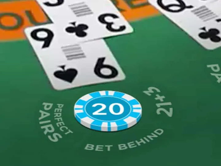 Tavolo di blackjack con fiche sulle scommesse laterali