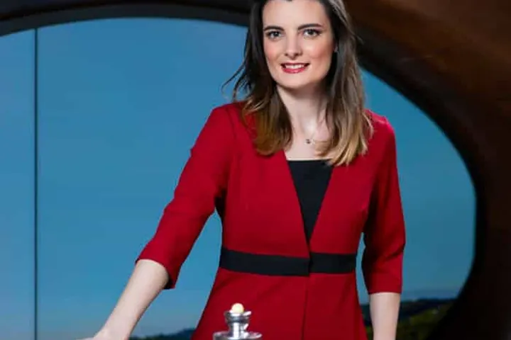 Croupier al tavolo della roulette dal vivo